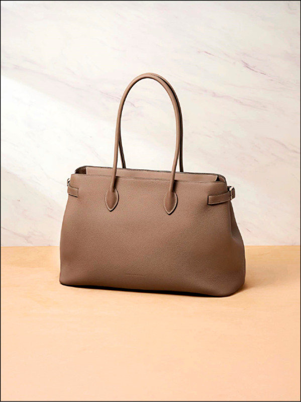 配置專屬筆電隔層的Claire Tote Bag，是針對商務需求而生的設計，98,900元。