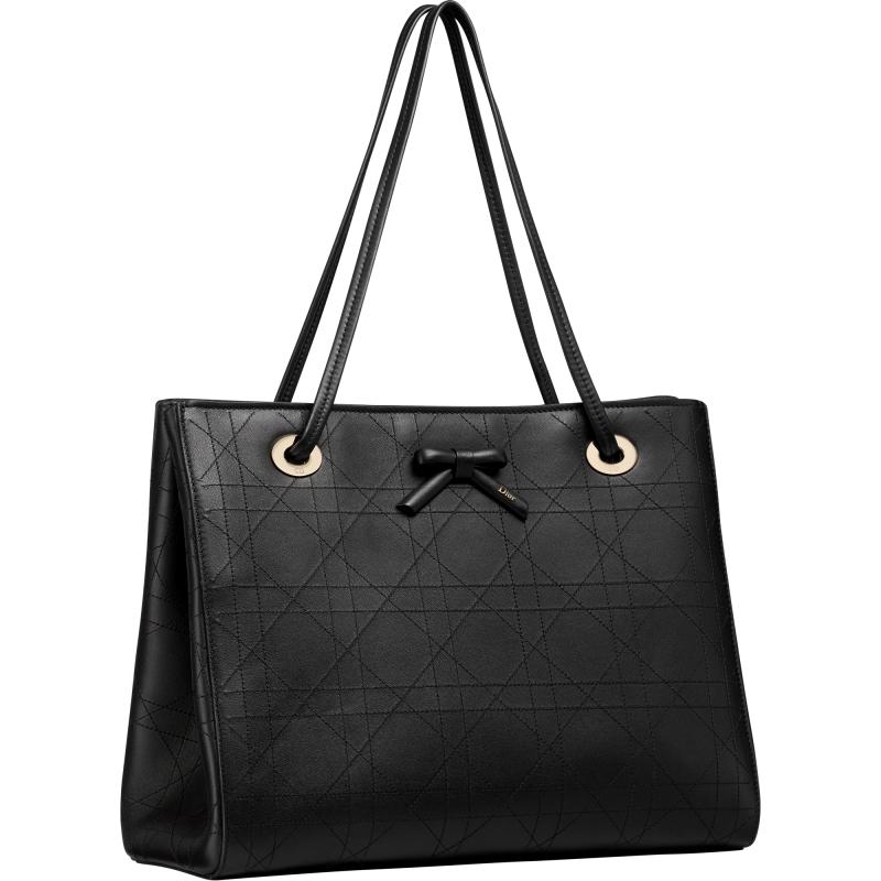 Dior Promenade 黑色 Macrocannage 蝴蝶結綴飾羊皮大型Shopper包款，145,000元。（Dior提供）