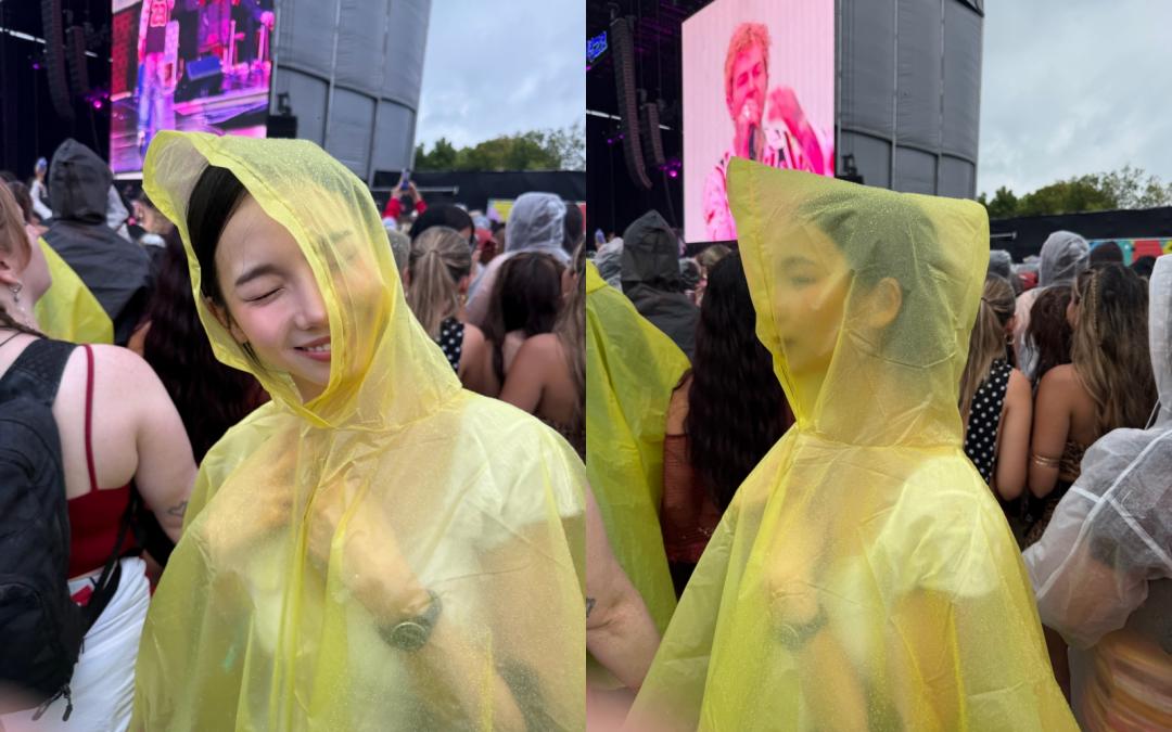 Karina化身樂迷穿梭人群中，下雨時也直接套上黃色雨衣，展現親民面貌。