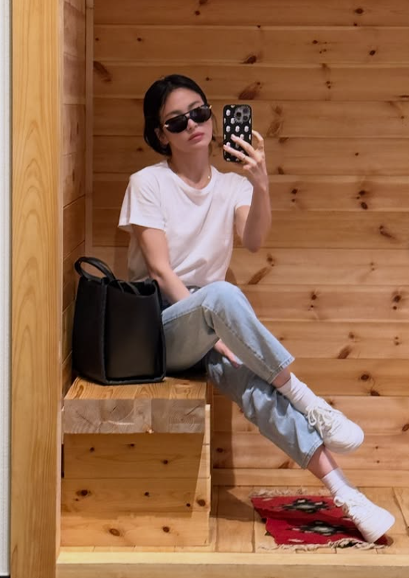 宋慧喬私下穿搭風格簡單，有如大學生。