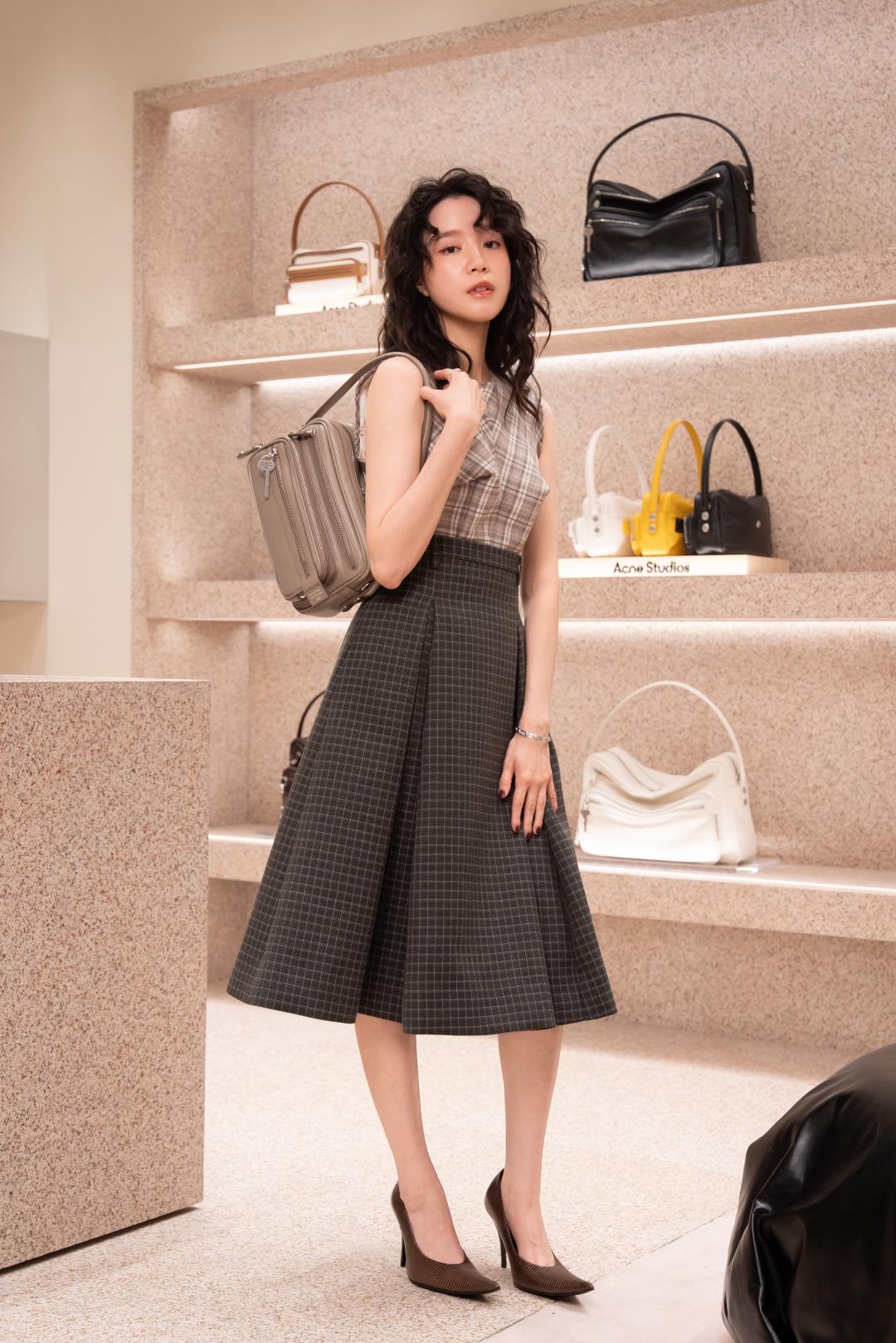 程予希今以羊毛鬈髮搭配尖錐形格紋裙裝，完美平衡前衛與柔美風格。