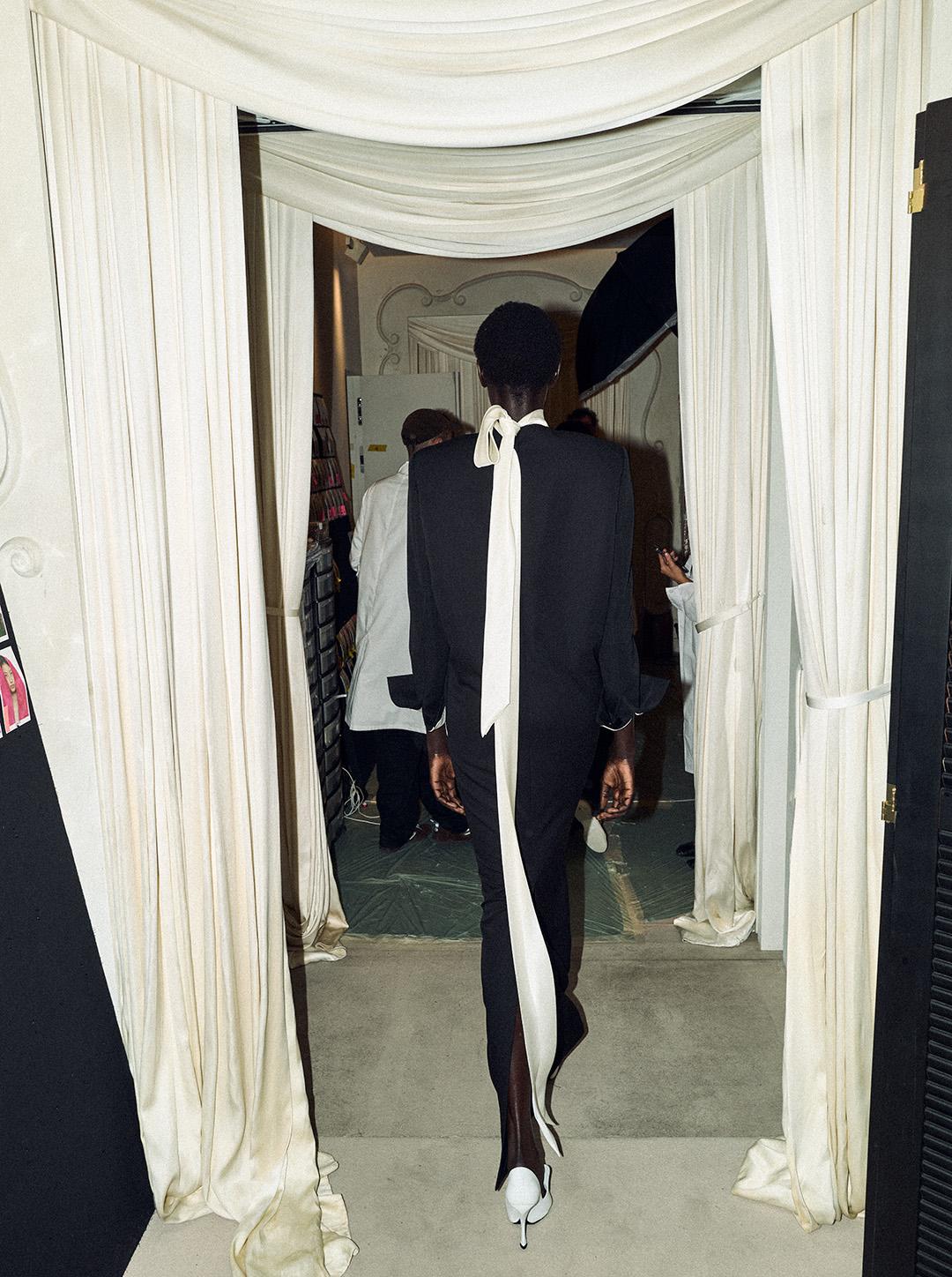 Balenciaga高級訂製服延續品牌標誌性的黑色美學，以俐落輪廓與建築感剪裁塑造現代高訂風格。