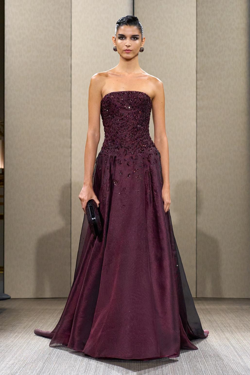 Giorgio Armani Privé運用珠繡、水晶刺繡與深色調，打造優雅沉穩的高級訂製晚禮服。