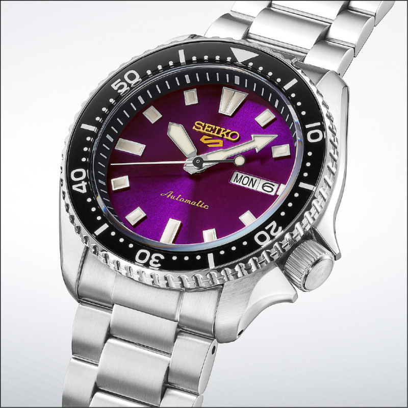 SEIKO 5 Sports錶款，紫色搭配金色兼具運動感和優雅氣質。全球限量9,999只，每只14,000元。