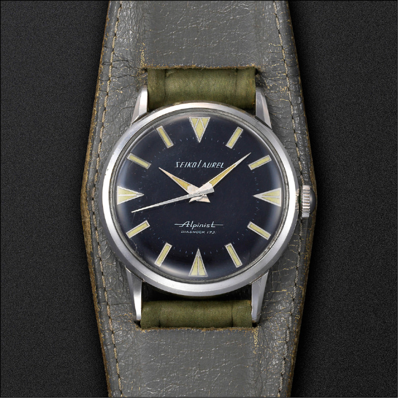 SEIKO全新Prospex Alpinist腕錶以1959年的初代SEIKO Laurel Alpinist為靈感（圖），重新演繹12點鐘位置SEIKO標誌下方「Alpinist」字樣，向原創設計致敬。全球限量7,000只，每只31,000元。