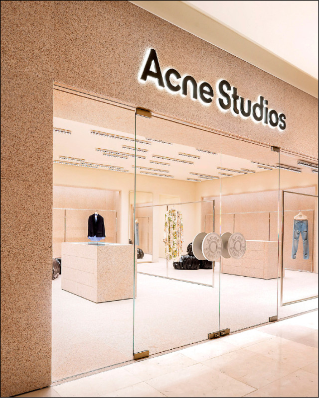 Acne Studios台中新店延續招牌極簡美學，運用粉色營造剛柔並濟的空間氛圍。
