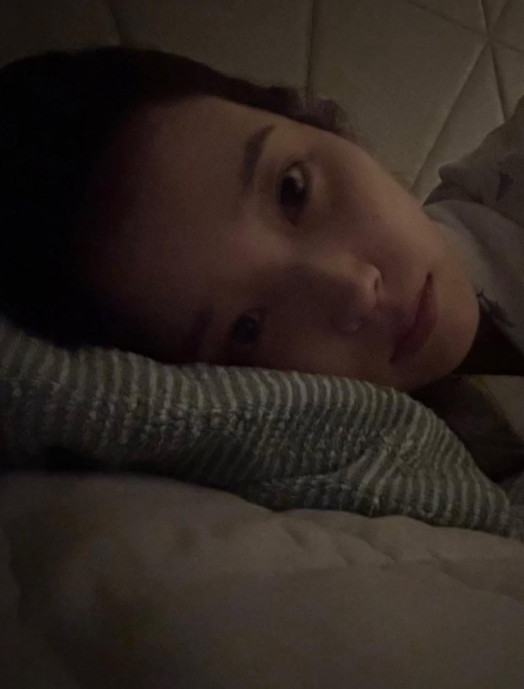 一張深夜躺牀照讓粉絲相當心疼IU近況。