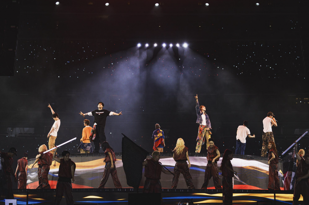 BTS於《ARIRANG》Act 2世界巡迴演唱會上，全員穿上Polo Ralph Lauren造型登台，以美式學院風格展現青春活力。