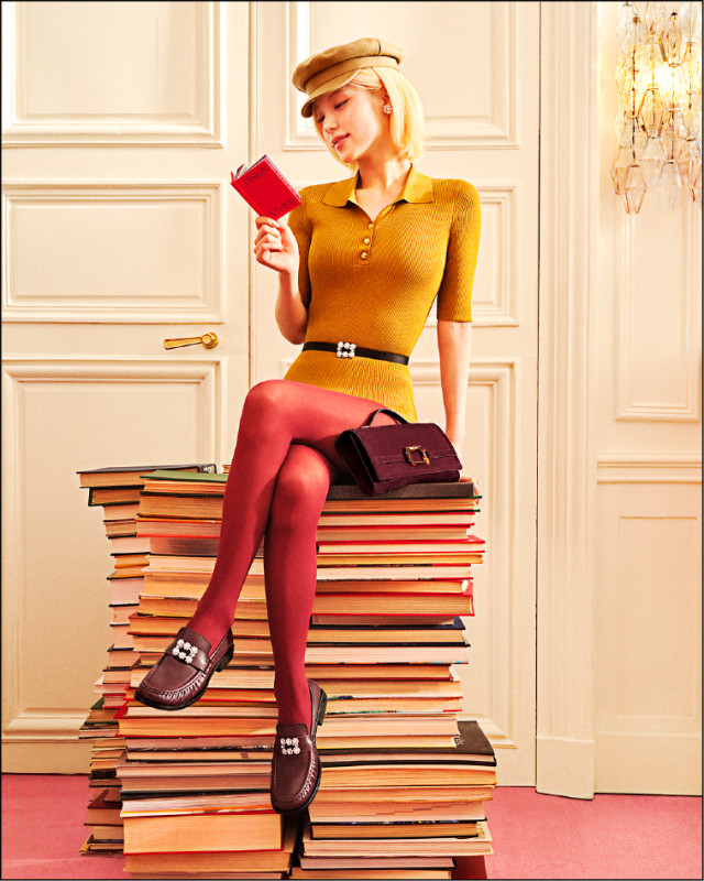 ITZY成員Yeji演繹Roger Vivier 2026秋冬形象廣告，她穿上New Ranger抓皺樂福鞋營造復古學院氣息，54,200元。
