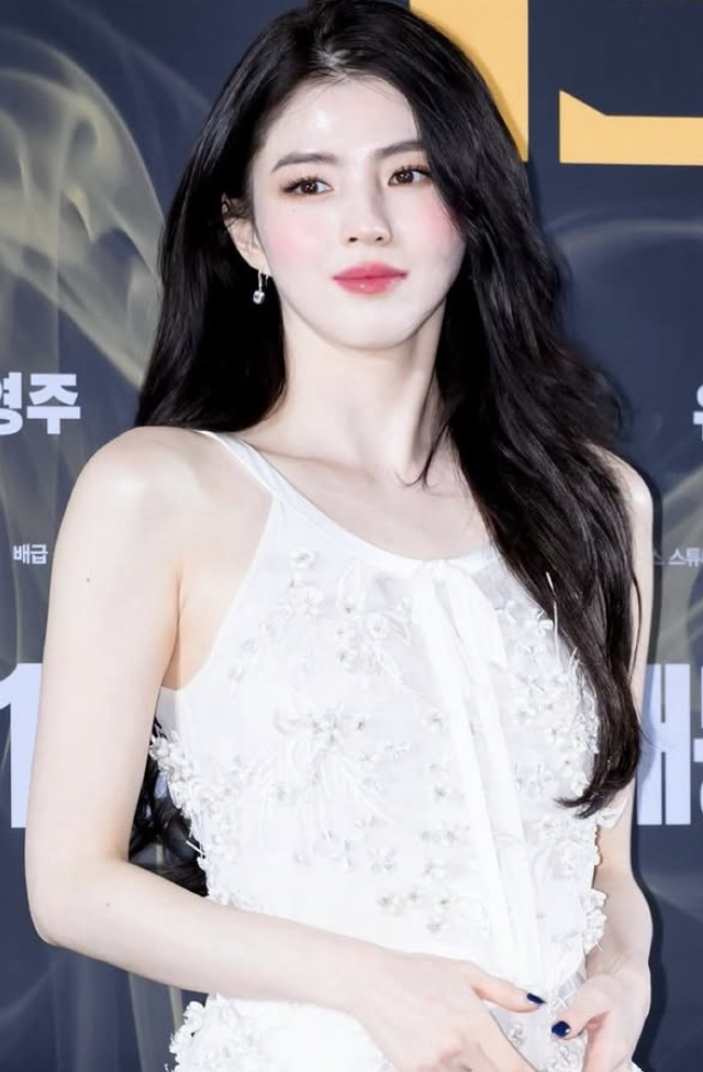 韓韶禧一頭長髮超有女人味。