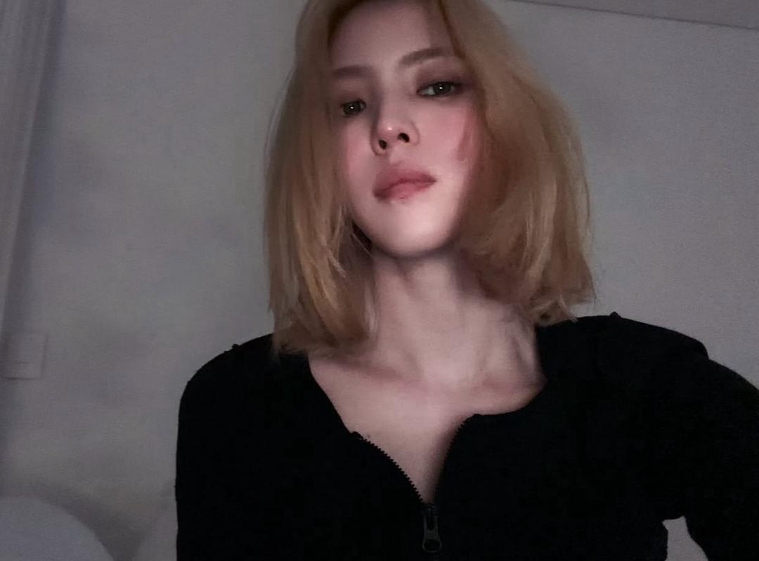韓韶禧變成金髮美女。