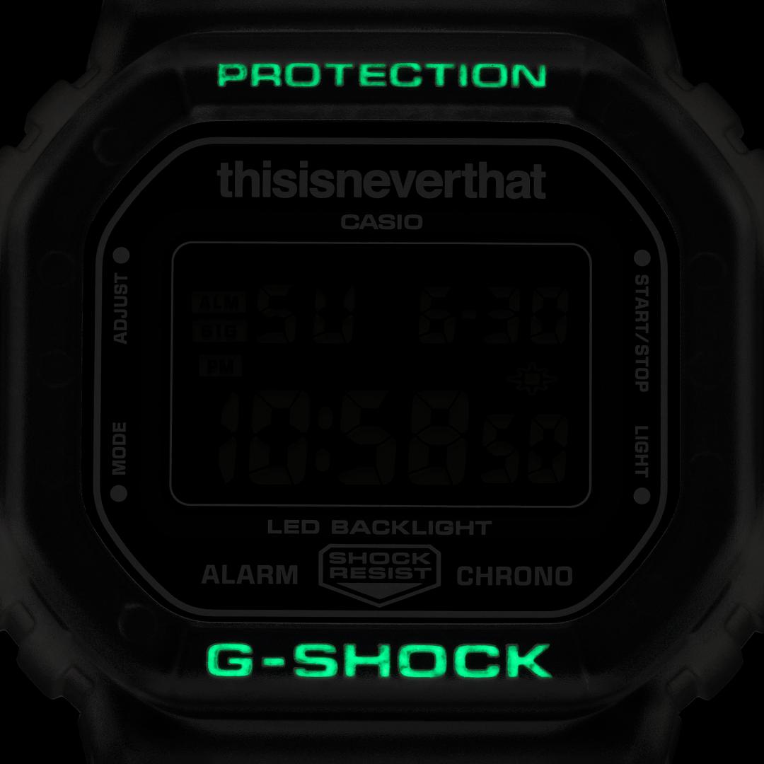 「PROTECTION」與「G-SHOCK」字樣以磷光處理，在黑暗中營造強烈視覺效果。
