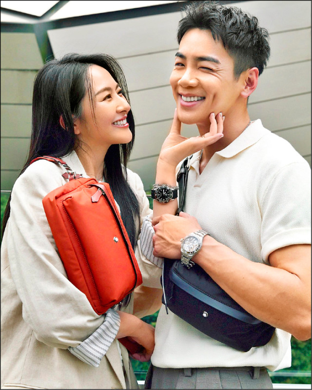 MONTBLANC品牌好友禾浩辰（圖右）與新婚妻子吳品潔（圖左）同框演繹2026秋冬皮件。科技布斜背包，各40,100元。
