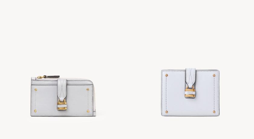 Chloé Paddington（左起）灰藍色鎖頭卡夾（NT$14,400）、灰藍色鎖頭零錢包（NT$21,800）。