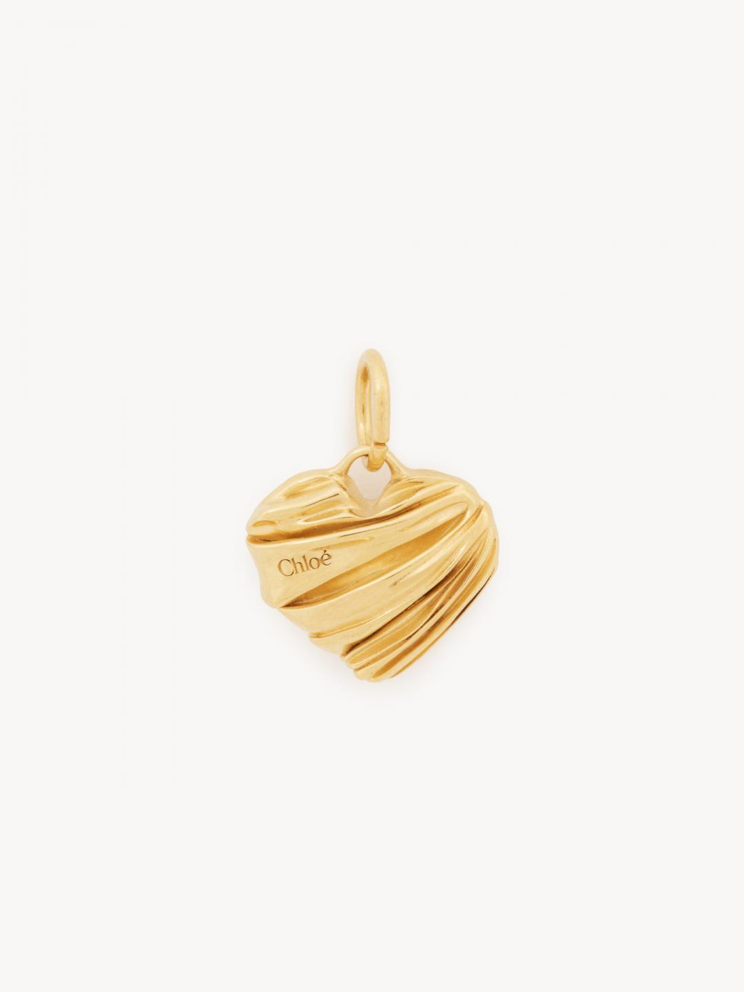 Chloé Alphabet復古金心形吊墜，售價NT$3,800元。