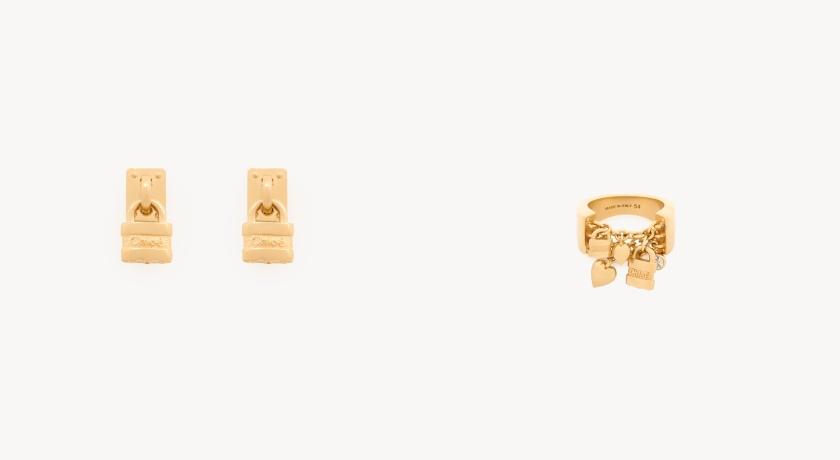 Chloé Mini Paddington（左起）復古金鎖頭耳環（NT$12,800）、復古金鎖頭戒指（NT$12,800）。