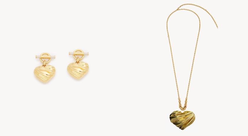 Chloé Pleated Heart（左起）粉色復古金愛心耳環（NT$19,600）、復古金愛心長鍊（NT$23,600）。