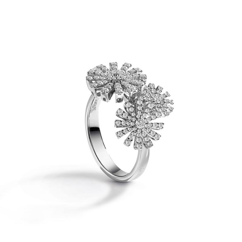 DAMIANI Margherita瑪格麗特系列18K白金鑽石三朵花戒指，鑽石總重 0.70克拉，價格請店洽。（DAMIANI提供）
