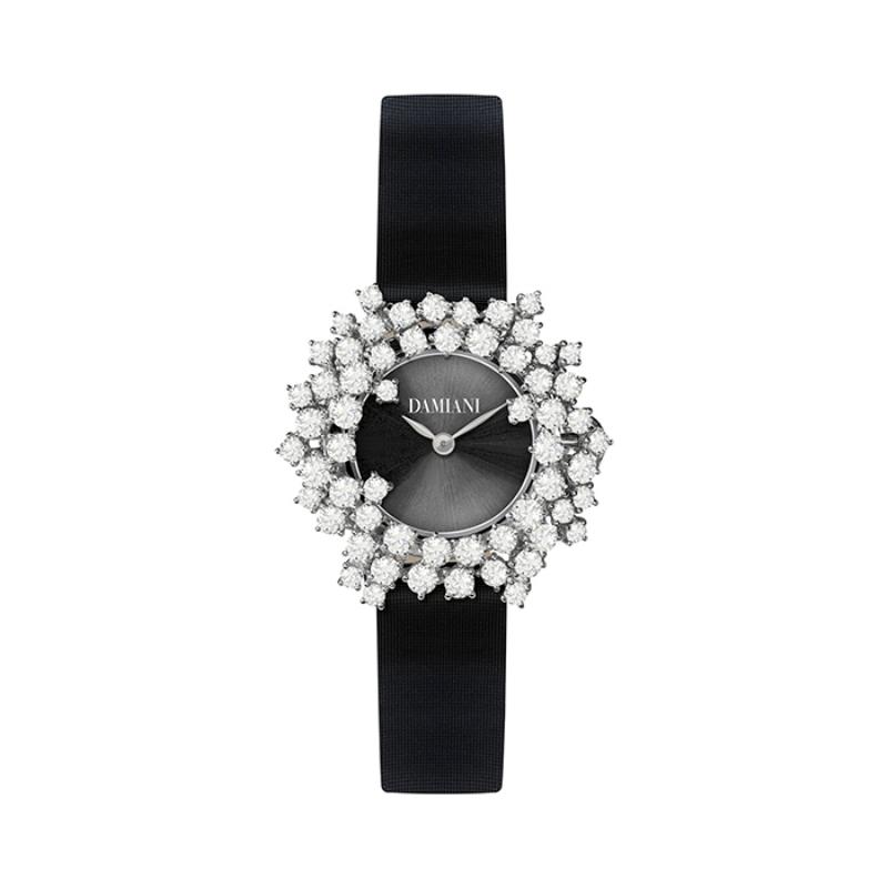 DAMIANI Mimosa含羞草18K白金鑽錶，黑色太陽紋錶盤與黑色緞面錶帶款，價格請店洽。（DAMIANI提供）