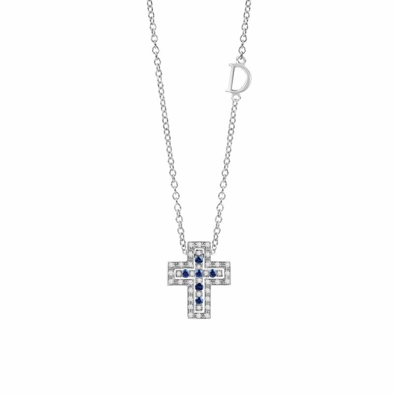 DAMIANI Belle Époque Cross美好年代系列18K白金藍寶石與鑽石十字架項鍊，鑽石總重0.08克拉，藍寶石總重0.10克拉，價格請店洽。（DAMIANI提供）