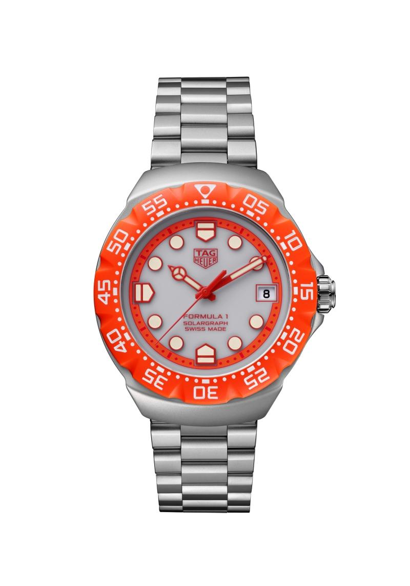 TAG Heuer Formula 1 Solargraph腕錶焰橘鍊帶限量款，搭配噴砂精鋼三板帶鍊帶，全球限量1,000只，並採官網限定發售，71,900元。（TAG Heuer提供）