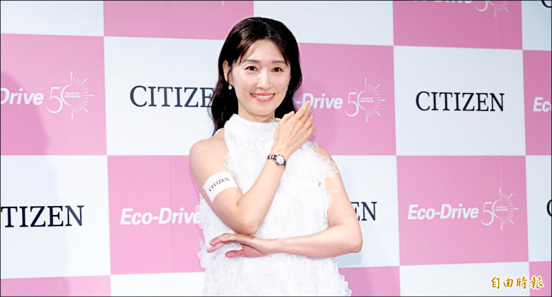 田中千繪穿上白色洋裝搭配CITIZEN全新xC系列ES9498-77N錶款，展現優雅氣質。（記者潘少棠攝）