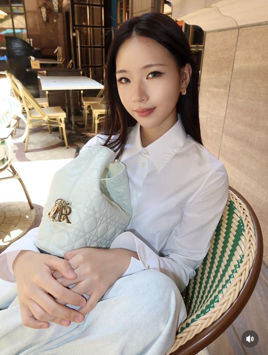 白襯衫、淺色牛仔褲搭配淡霧綠Dior Toujours Hobo小型流浪包。（翻攝自instagram）