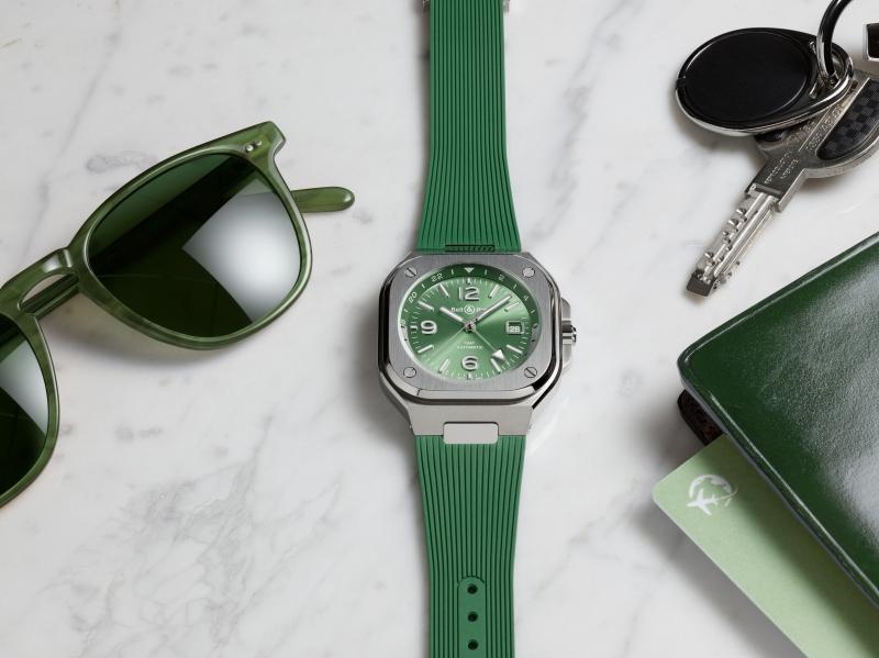 Bell & Ross BR-05 GMT Green Steel腕錶，搭載BR-CAL.325-1自動上鍊機械機芯，動力儲存54小時，不鏽鋼錶殼搭配綠色橡膠錶帶，鼠尾草綠太陽射線紋錶盤，具GMT第二時區及日期顯示，錶徑41mm，防水深度100米，170,000元。（Bell & Ross提供）