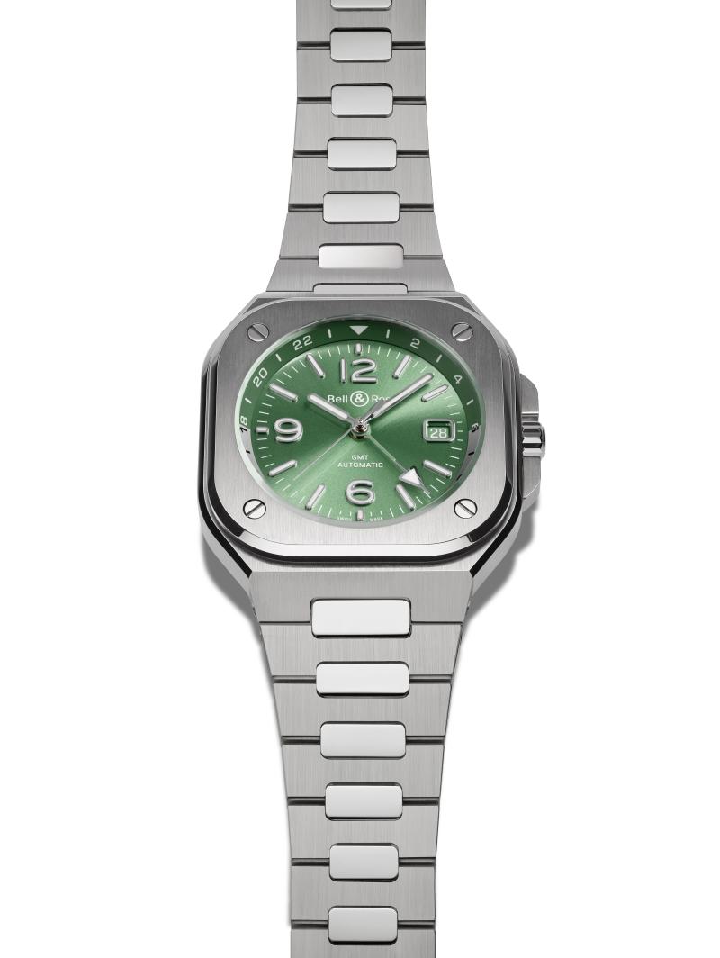 Bell & Ross BR-05 GMT Green Steel腕錶，搭載BR-CAL.325-1自動上鍊機械機芯，動力儲存54小時，不鏽鋼錶殼與鍊帶，鼠尾草綠太陽射線紋錶盤，具GMT第二時區及日期顯示，錶徑41mm，防水深度100米，188,000元。（Bell & Ross提供）