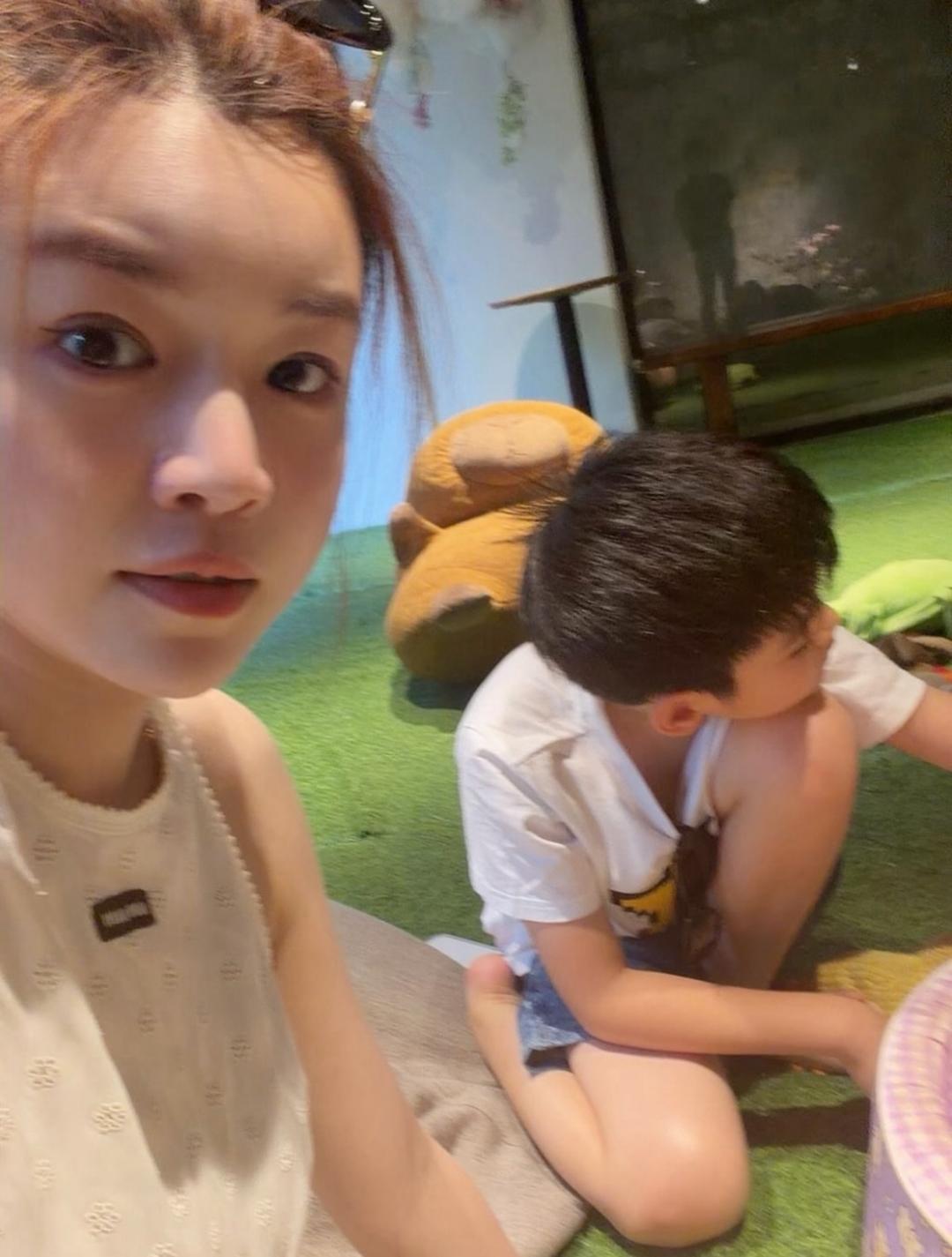 陳妍希和寶貝兒子一起過暑假。(翻攝自IG，以下同)
