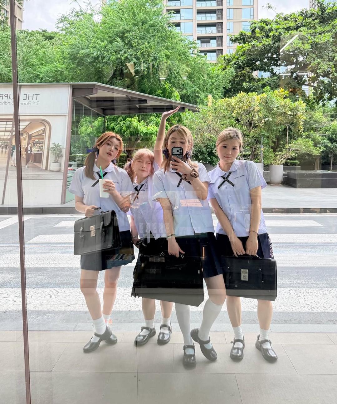 陳妍希(左1)穿回高中制服毫無違和感。