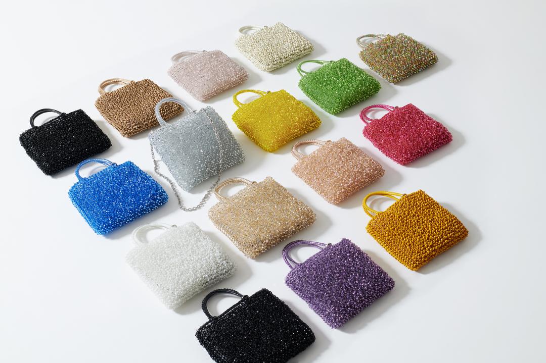 ANTEPRIMA經典之作就是1998年推出的WIREBAG，專屬wire手工編織，不只同時具備光澤與韌性，又保有織物的柔軟與靈動特色。