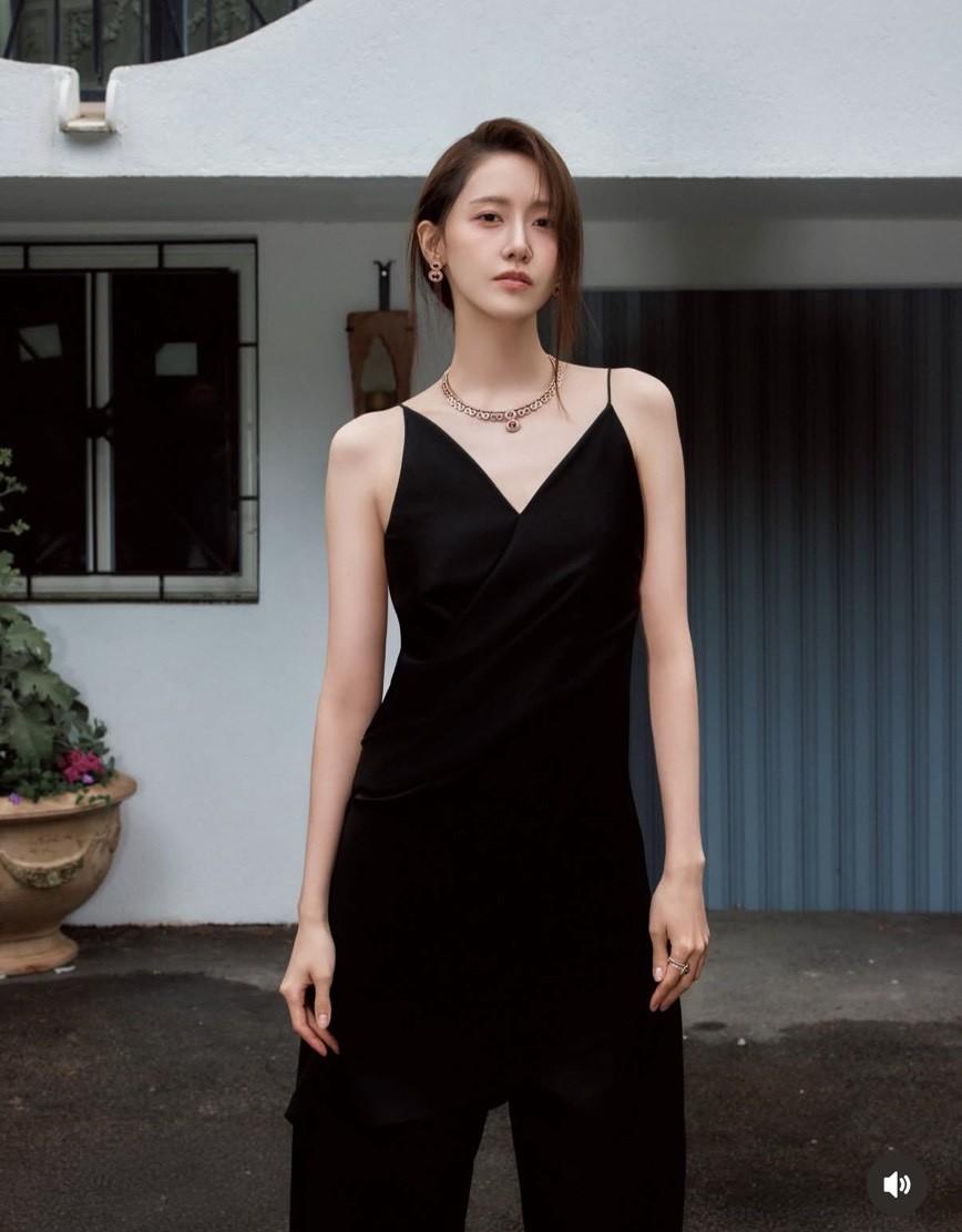 潤娥換上黑色細肩帶造型，以簡約俐落的服裝搭配Qeelin珠寶，展現成熟率性的時尚氣場。（翻攝自instagram）