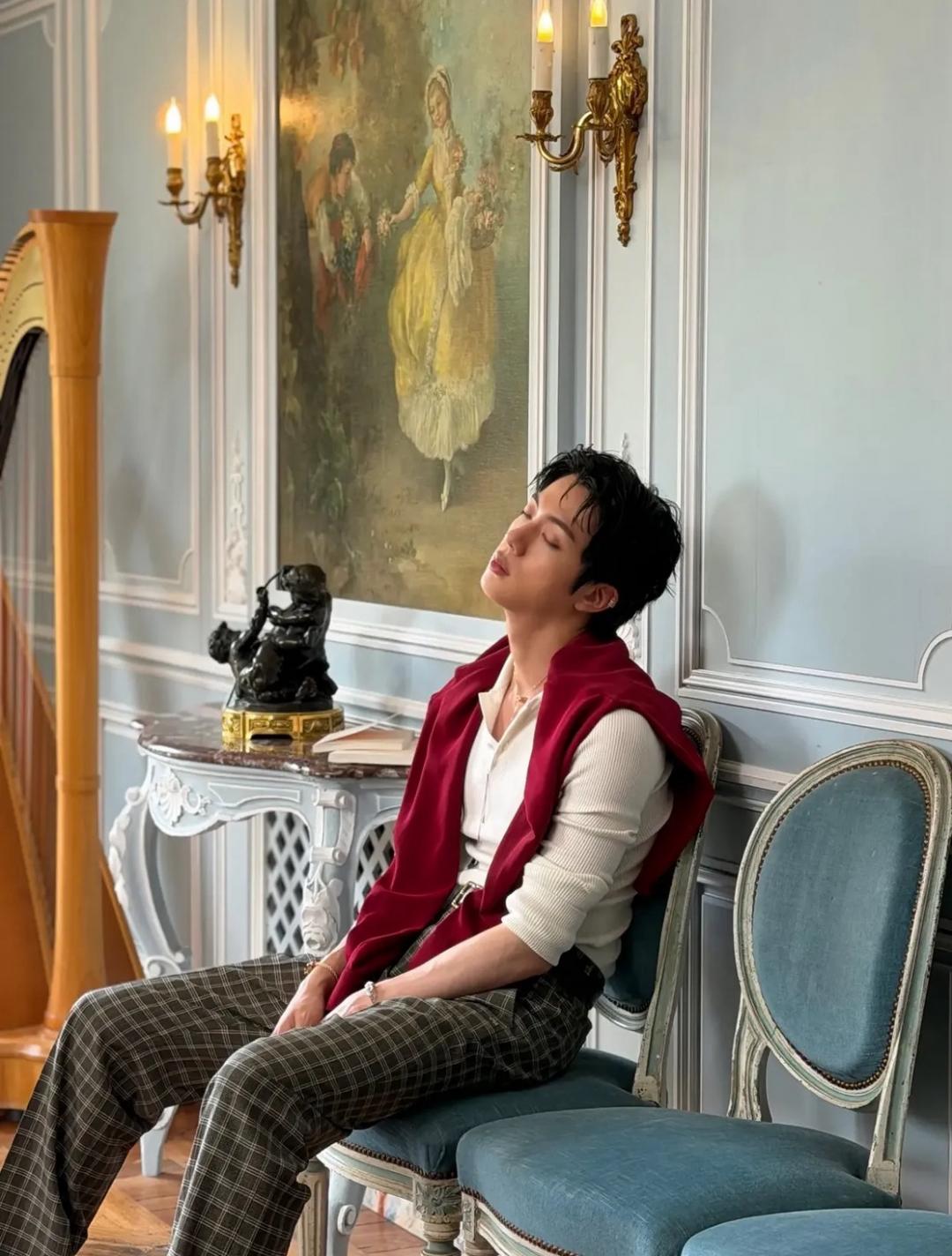 Jin展顯貴公子氣質。