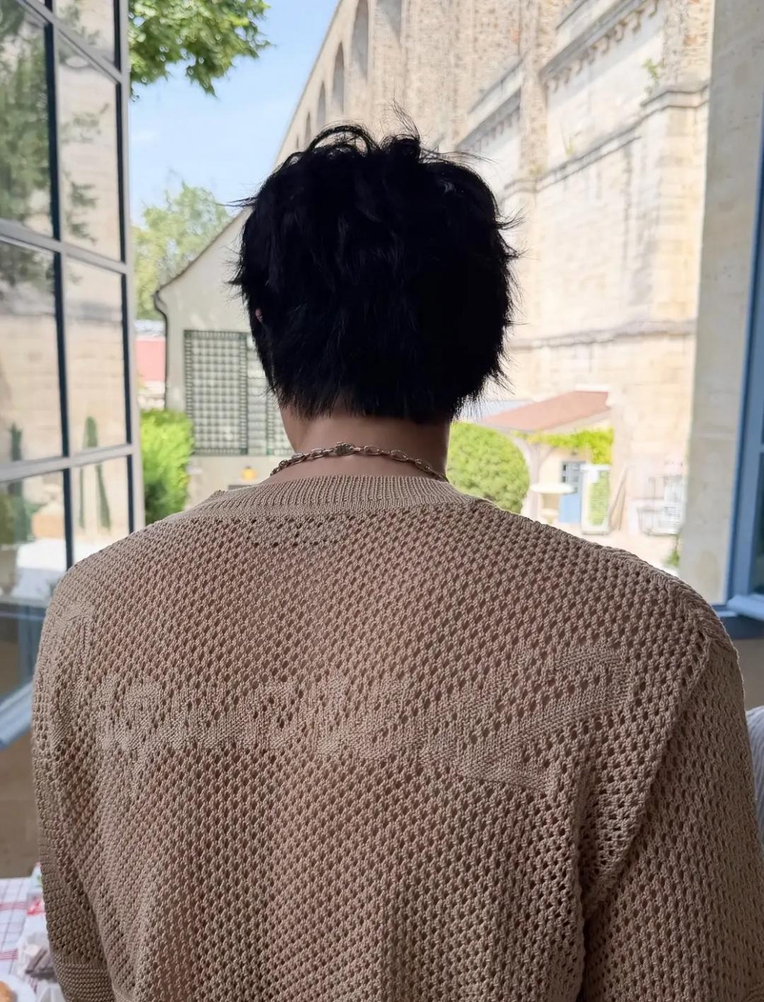 Jin連背影都帥翻。