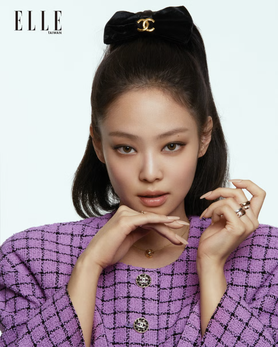 Jennie曾穿上同款外套登上時尚雜誌。
