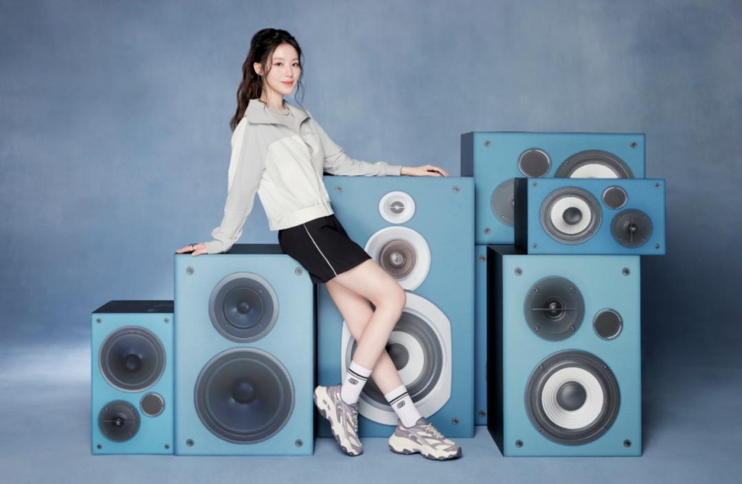 SKECHERS代言人舒華穿上全新D'LITES 6.0，演繹率性街頭風格，3,390元。