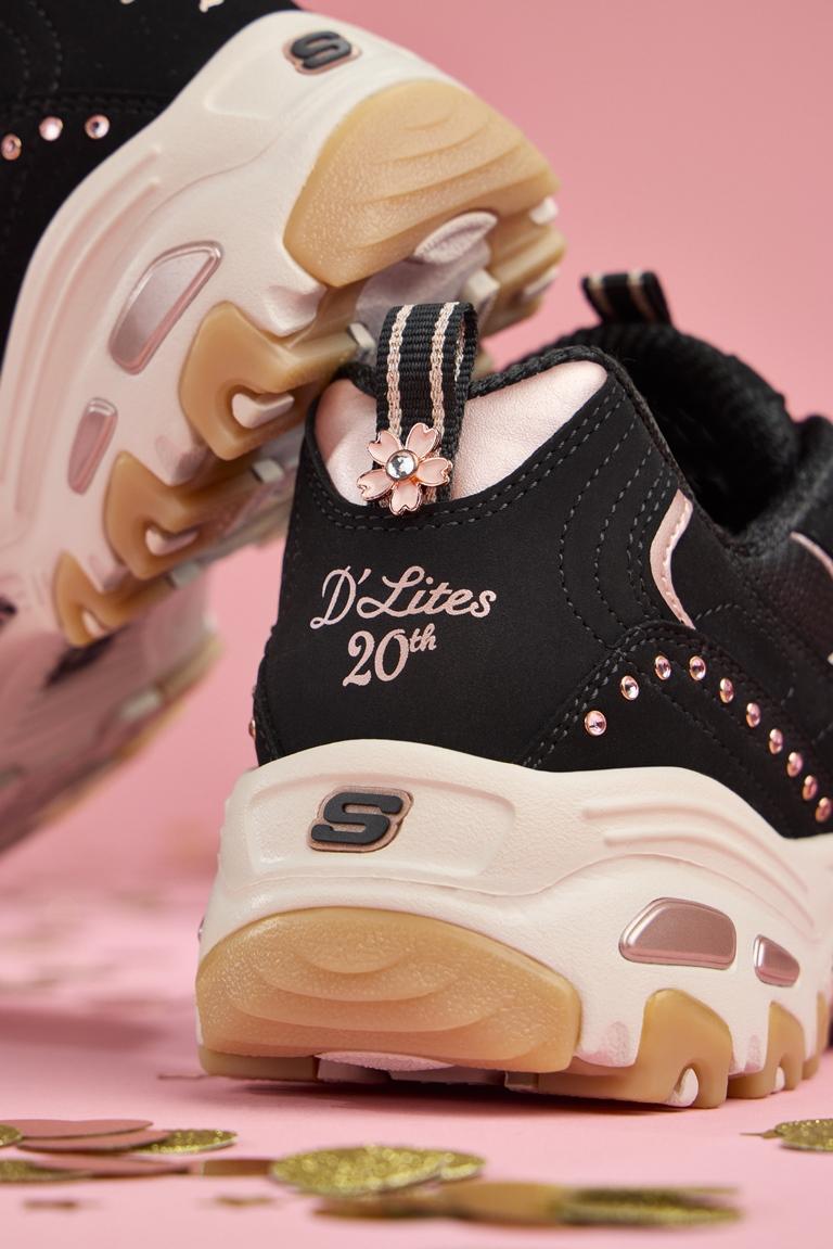 D'LITES 20週年限定系列延續經典厚底老爹鞋輪廓，推出珍珠白、星空黑等百搭配色，3,890元。