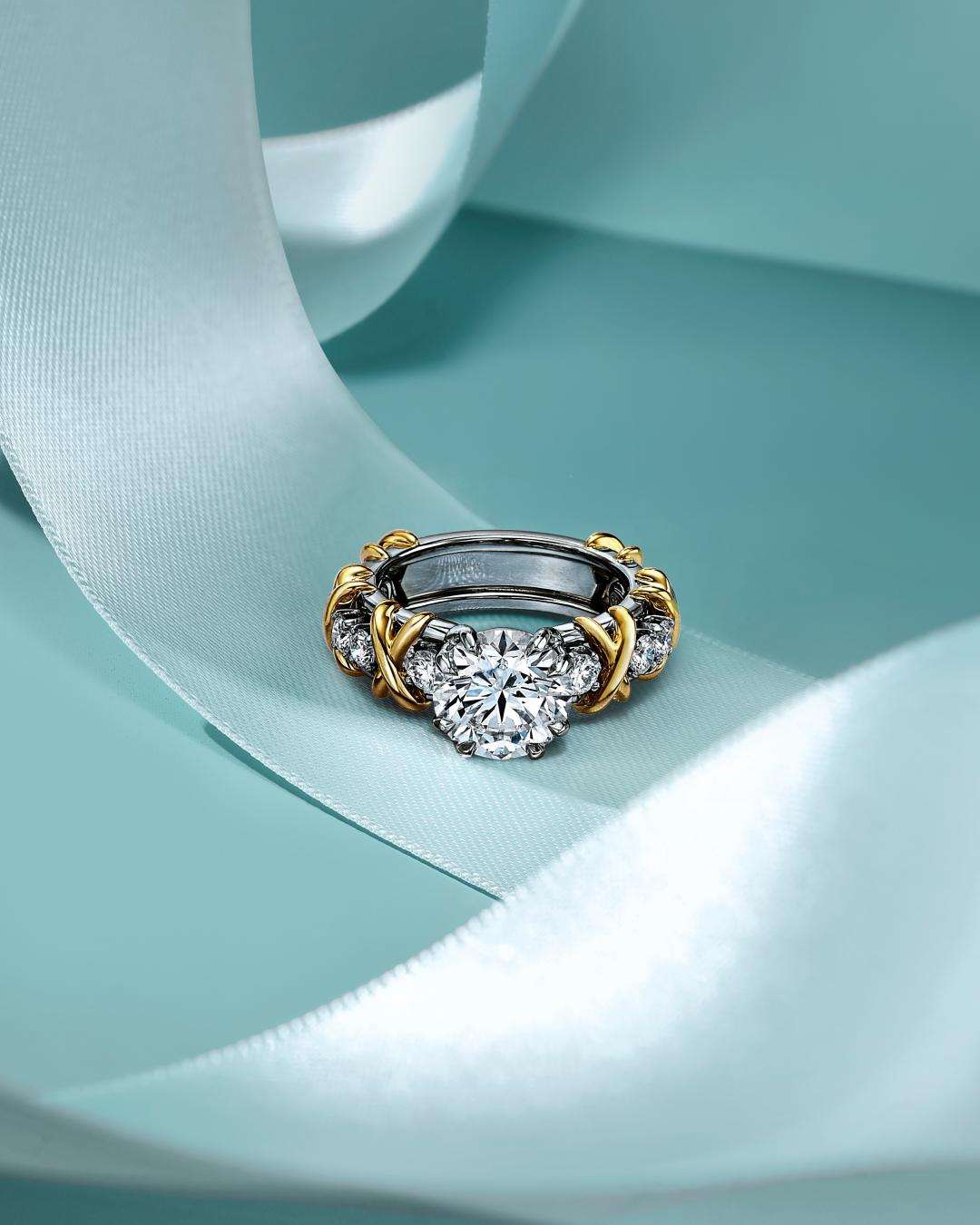 Tiffany Sixteen Stone單鑽戒指，價格店洽。