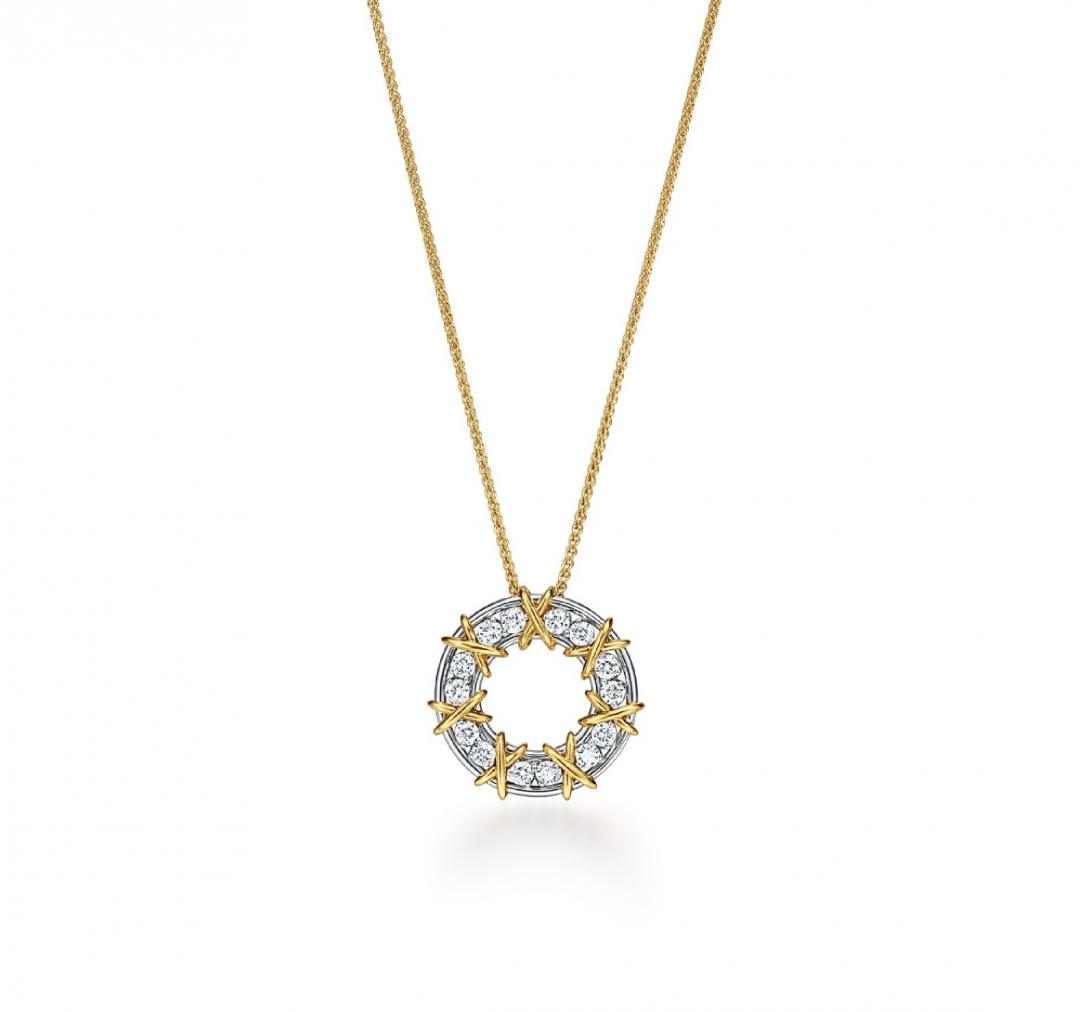 Tiffany Sixteen Stone大型圓形鍊墜，鉑金、黃K金、鑽石，約555,000元。
