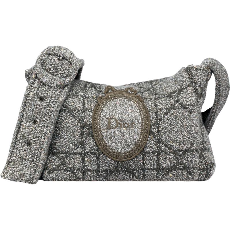 Dior Médaillon Knit 郵差包，148,000元。（Dior提供）