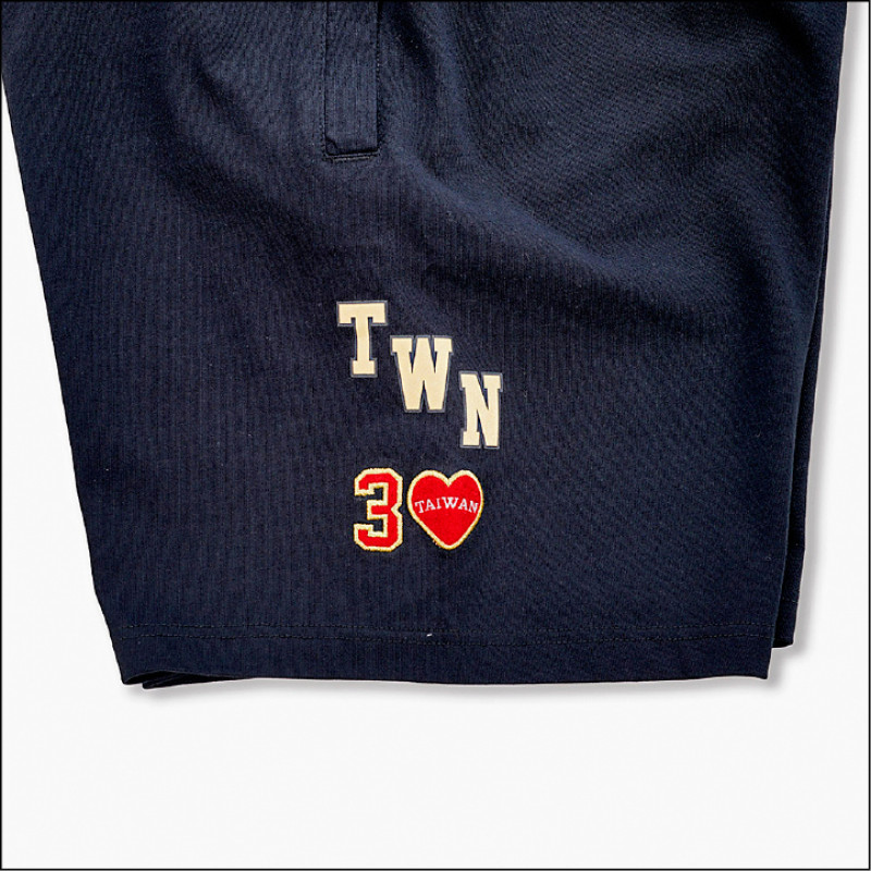 Taiwan Day系列細節滿滿，像是褲管暗藏「TWN 30」刺繡，低調呈現30週年紀念巧思。