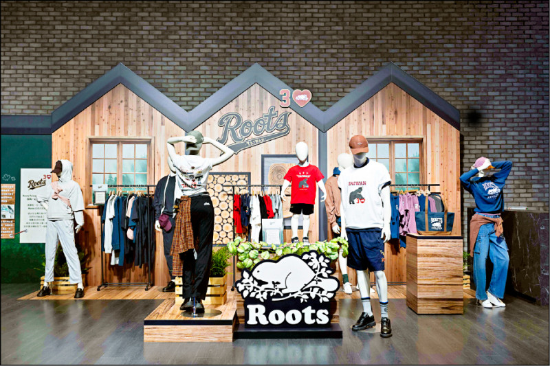 Roots歡慶在台30週年，以最具代表性的森林木屋意象打造新品展示空間，呈現跨世代的經典休閒風格。