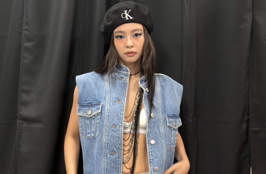 Jennie以Calvin Klein白色內衣搭配牛仔背心及金屬項鍊，展現率性舞台風格。（翻攝自instagram）