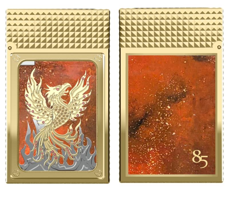 S.T. Dupont 85th Anniversary高級訂製打火機，以鳳凰象徵重生，結合18K白金、18K黃金及85顆藍寶石，限量85件，1,200,000元。（S.T. Dupont提供）