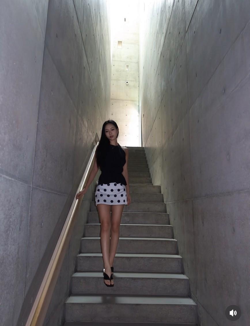 Elly以黑色削肩上衣入鏡，精緻妝容與長髮造型散發冷豔氣息。（翻攝自instagram）