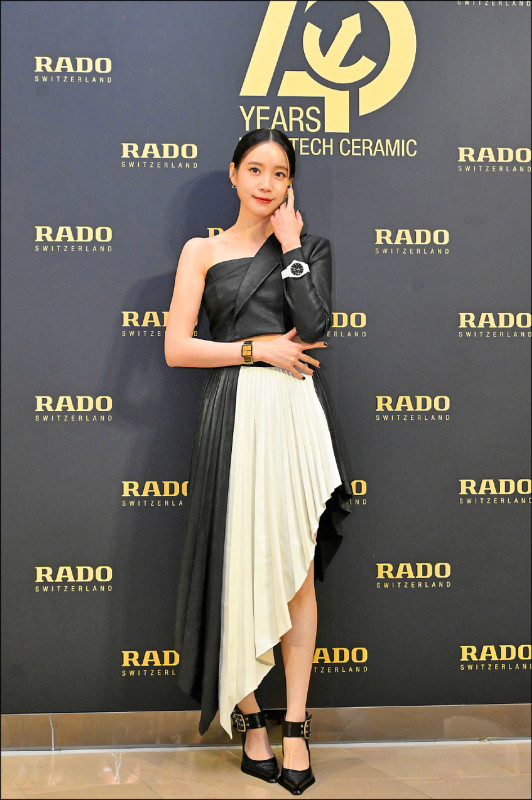 Rado Integral精密陶瓷系列40週年限量錶，利用黑金配色強調高科技陶瓷的獨特光澤感，117,500元。