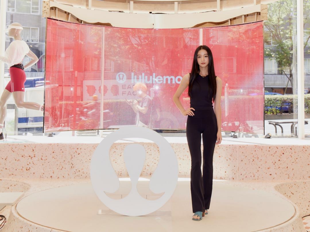 木村光希穿著lululemon全黑運動服，但依舊藏不住火辣S形完美曲線。