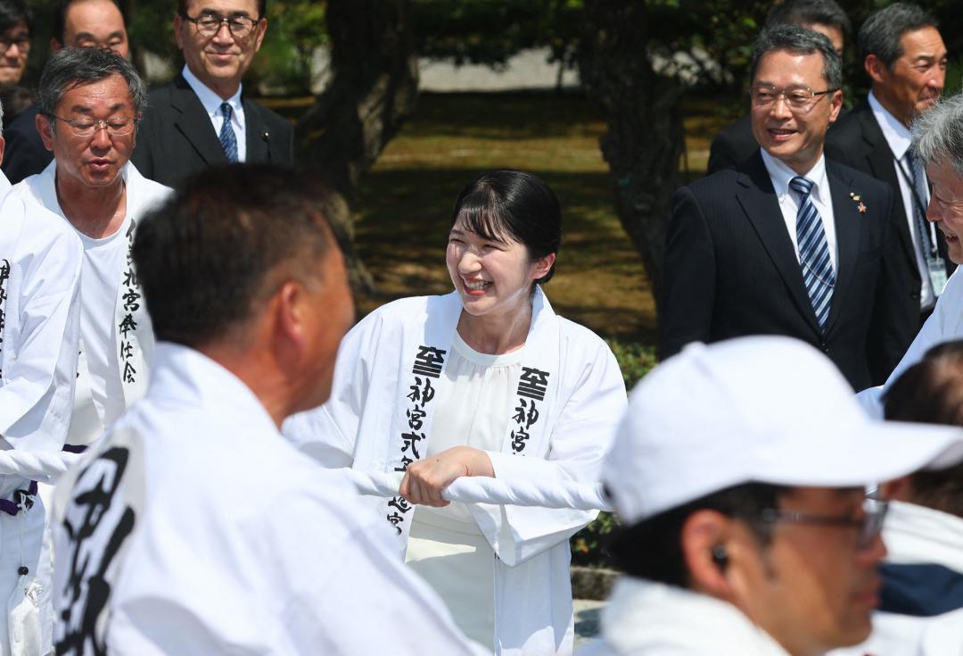 愛子公主穿上白色法披展現親民態度。(法新社)