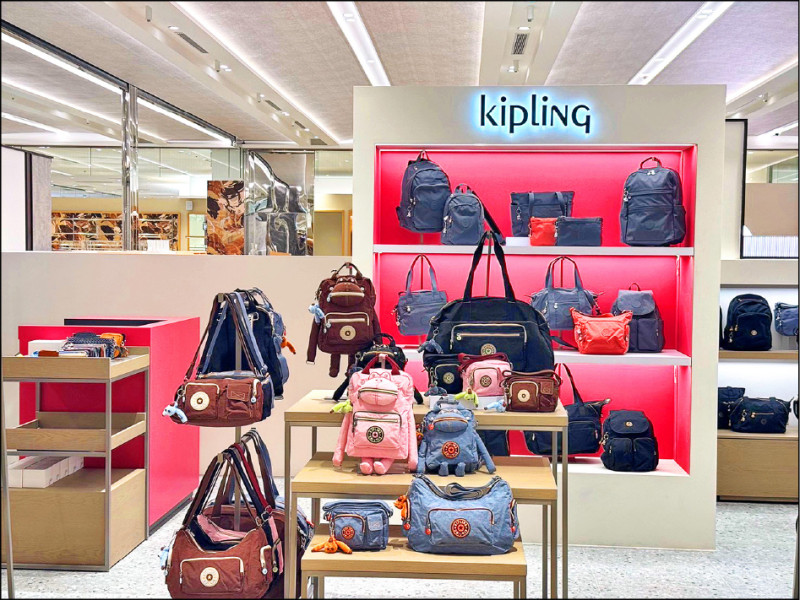 Kipling全新SOGO大巨蛋櫃位以鮮明桃紅色為主視覺，並藉由開放式空間構築品牌一貫的活潑個性。